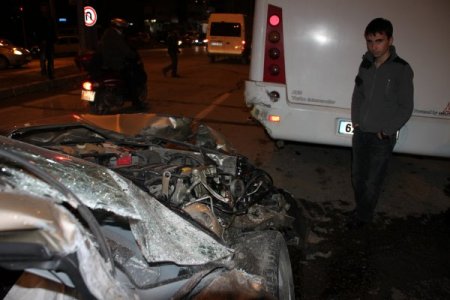 Otomobil, halk otobüsüne arkadan çarptı: 4 yaralı