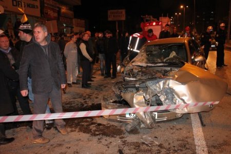 Otomobil, halk otobüsüne arkadan çarptı: 4 yaralı