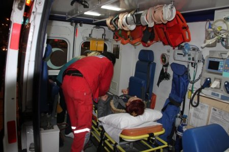 Otomobil, halk otobüsüne arkadan çarptı: 4 yaralı