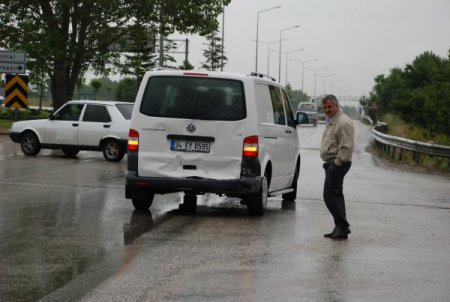 Otomobil, Kırmızı Işıkta Duran Minibüse Çarptı: 3 Yaralı