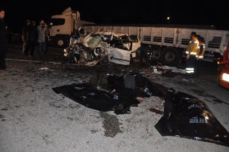Otomobil, Manevra Yapan Tır'a Çarptı: 2'si Çocuk 5 Ölü (2)