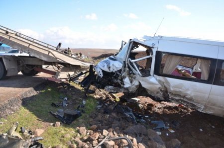 Otomobil, minibüsle çarpıştı: 2 ölü, 10 yaralı