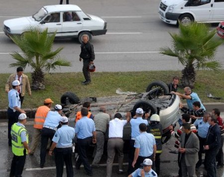 Otomobil, Öğrenci Servisine Çarptı: 3 Yaralı