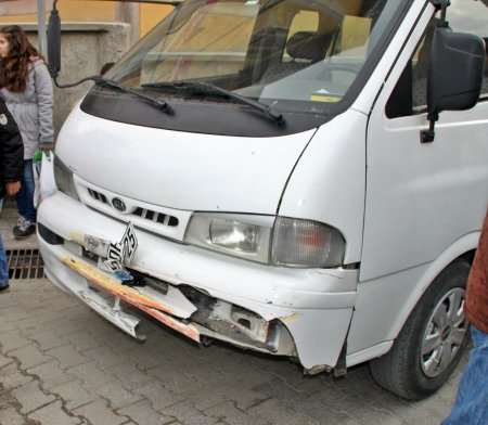 Otomobil, otobüs bekleyen öğrencilere çarptı: 3 yaralı