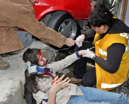 Otomobil, otobüs bekleyen öğrencilere çarptı: 3 yaralı