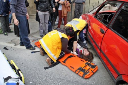 Otomobil, otobüs bekleyen öğrencilere çarptı: 3 yaralı