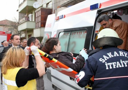 Otomobil, otobüs bekleyen öğrencilere çarptı: 3 yaralı