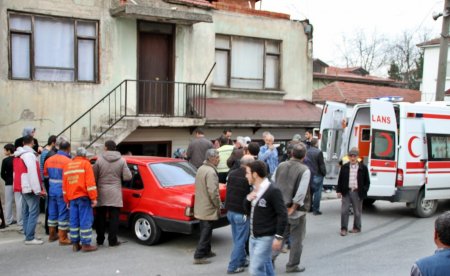 Otomobil, otobüs bekleyen öğrencilere çarptı: 3 yaralı