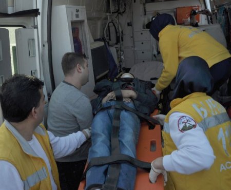 Otomobil, otobüs durağına girdi, 3'ü çocuk 4 kişi yaralandı