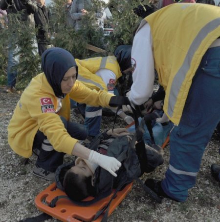Otomobil, otobüs durağına girdi, 3'ü çocuk 4 kişi yaralandı