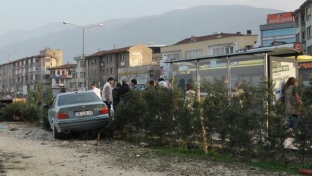 Otomobil, otobüs durağına girdi, 3'ü çocuk 4 kişi yaralandı