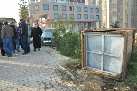 Otomobil, otobüs durağına girdi, 3'ü çocuk 4 kişi yaralandı