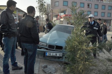 Otomobil, otobüs durağına girdi, 3'ü çocuk 4 kişi yaralandı