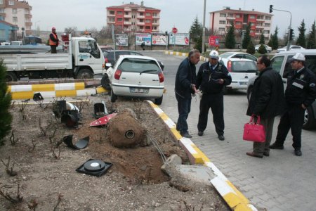 Otomobil, trafik ışığını devirdi