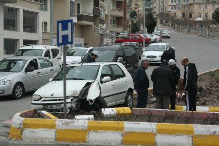 Otomobil, trafik ışığını devirdi