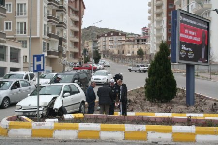 Otomobil, trafik ışığını devirdi