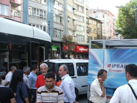 Otomobil, Tramvayla Tüp Kamyonu Arasında Sıkıştı, Yolcular Panik Yaşadı