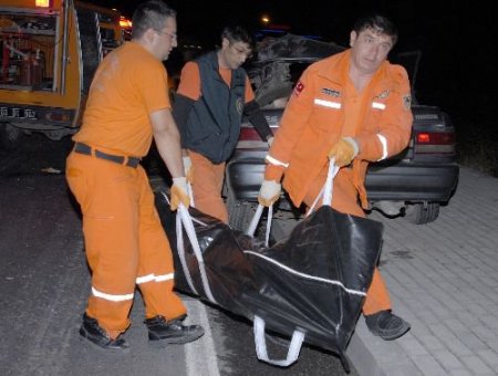 Otomobil, Yolcu Otobüsünün Altında Kaldı: 1 Ölü, 1 Yaralı