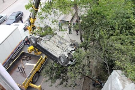 Otomobil 20 metreden uçtu