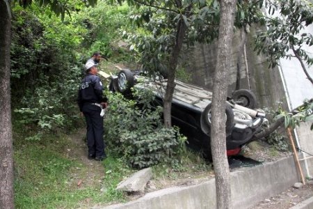 Otomobil 20 metreden uçtu