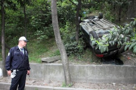 Otomobil 20 metreden uçtu