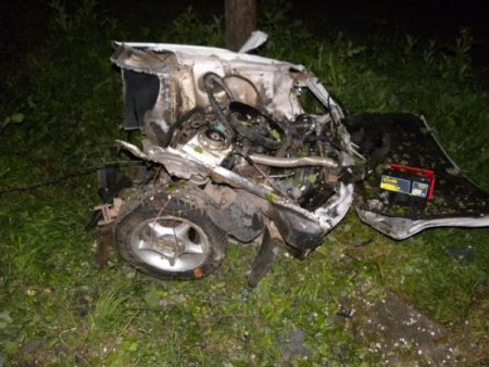 Otomobil Ağaçlara Çarparak 3'e Bölündü: 1'i Ağır, 3 Yaralı