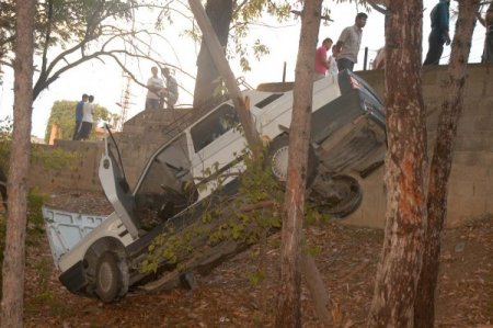 Otomobil Ağaçta Asılı Kaldı, Görgü Şahidi Olayı Film Gibi Anlattı