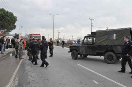 Otomobil Askeri Araca Çarptı: 1'i Uzman Çavuş 2 Yaralı
