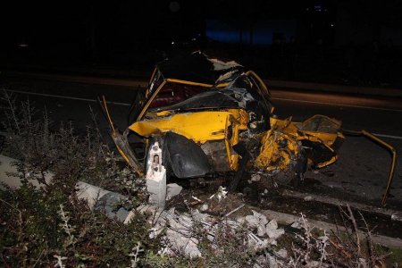 Otomobil aydınlatma direğine çarptı: 1 ölü 5 yaralı