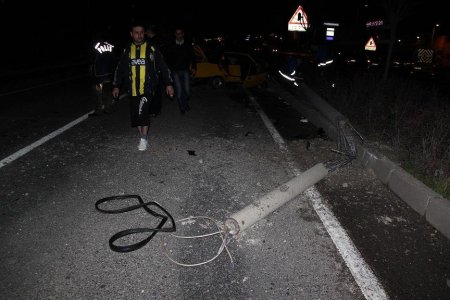 Otomobil aydınlatma direğine çarptı: 1 ölü 5 yaralı