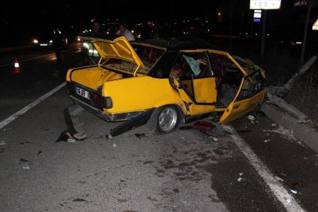 Otomobil aydınlatma direğine çarptı: 1 ölü 5 yaralı