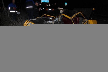 Otomobil aydınlatma direğine çarptı: 1 ölü 5 yaralı