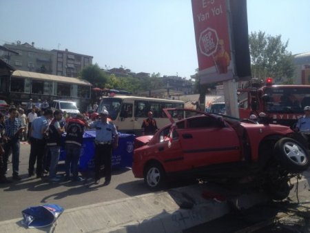 Otomobil Aydınlatma Direğine Çarptı: 1 Ölü