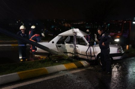 Otomobil aydınlatma direğine çarptı: 2 yaralı