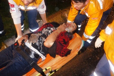 Otomobil aydınlatma direğine çarptı: 2 yaralı