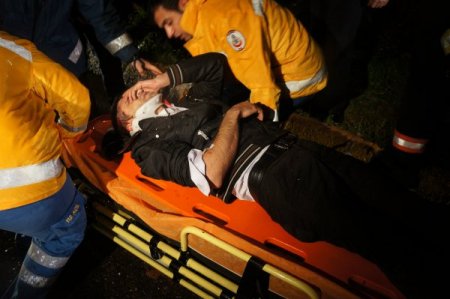 Otomobil aydınlatma direğine çarptı: 2 yaralı