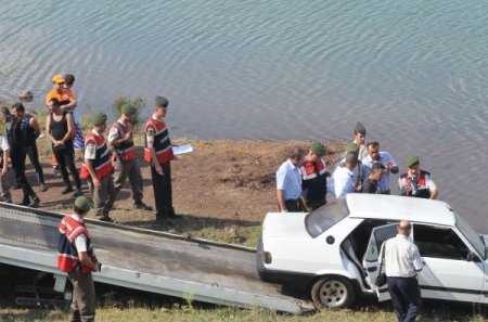 Otomobil Baraja Düştü: 1 Ölü