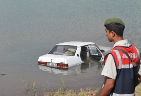 Otomobil Baraja Düştü: 1 Ölü