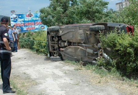 Otomobil çocuk parkına devrildi: 4 yaralı