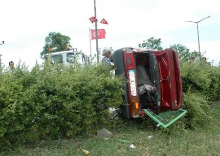 Otomobil çocuk parkına devrildi: 4 yaralı