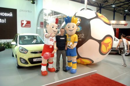 Otomobil Fuarında Euro 2012 Maskotları Boy Gösterdi