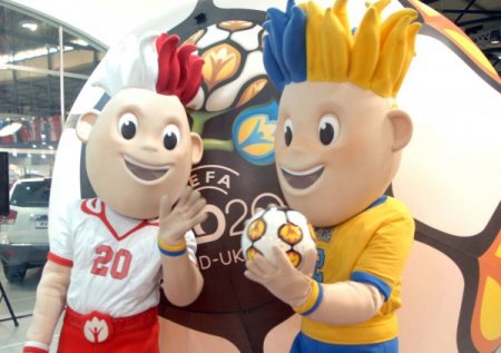 Otomobil Fuarında Euro 2012 Maskotları Boy Gösterdi