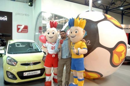 Otomobil Fuarında Euro 2012 Maskotları Boy Gösterdi