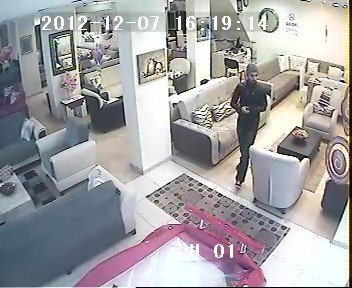 Otomobil hırsızı güvenlik kamerasında