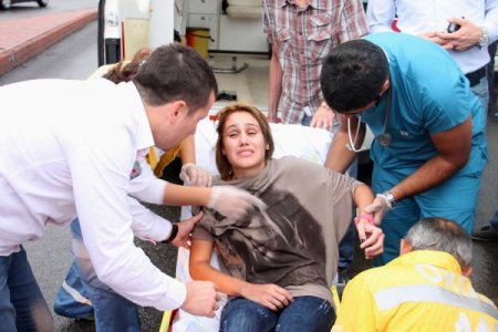 Otomobil kaldırımda yürüyen yayalara çarptı: 2 yaralı