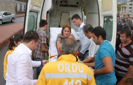 Otomobil kaldırımda yürüyen yayalara çarptı: 2 yaralı