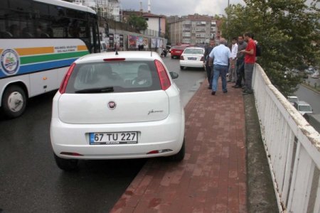 Otomobil kaldırımda yürüyen yayalara çarptı: 2 yaralı