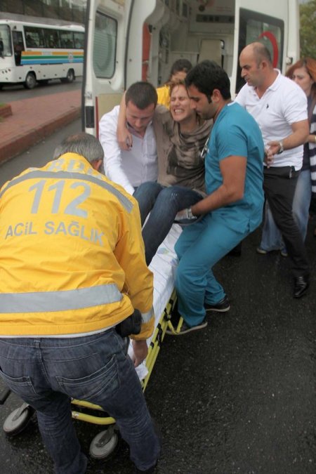 Otomobil kaldırımda yürüyen yayalara çarptı: 2 yaralı