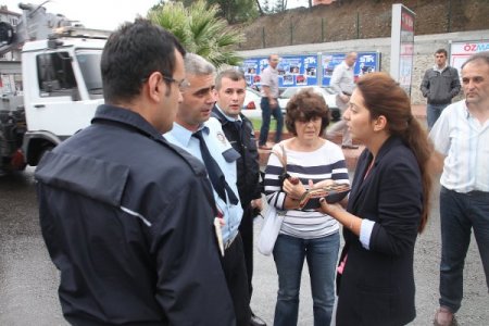 Otomobil kaldırımda yürüyen yayalara çarptı: 2 yaralı