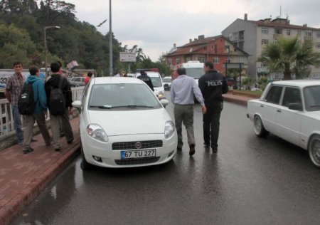 Otomobil kaldırımda yürüyen yayalara çarptı: 2 yaralı